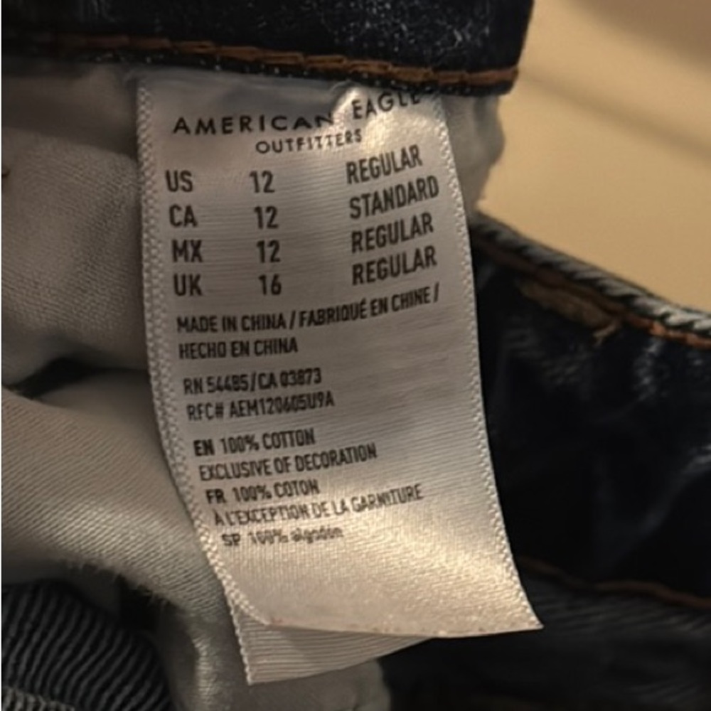 American Eagle Outfitters Relaxed Ripped Blue Jeans - Picture 4 of 4